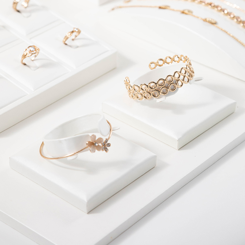 White Leather Pendant Necklace - Body Jewelry Display Ideas 评论和价格